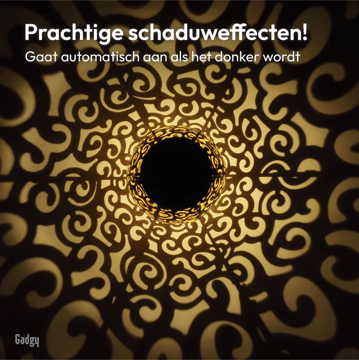 Gadgy Solar Oosterse Lantaarn - Tafellamp Set Van 2 – Solar Tuinverlichting Op Zonneenergie – Led Buitenverlichting Met Dag/Nacht Sensor - Hanglamp - Tuinlantaarn - 21.5 X Ø15CM - Brons - Metaal - Afbeelding 3