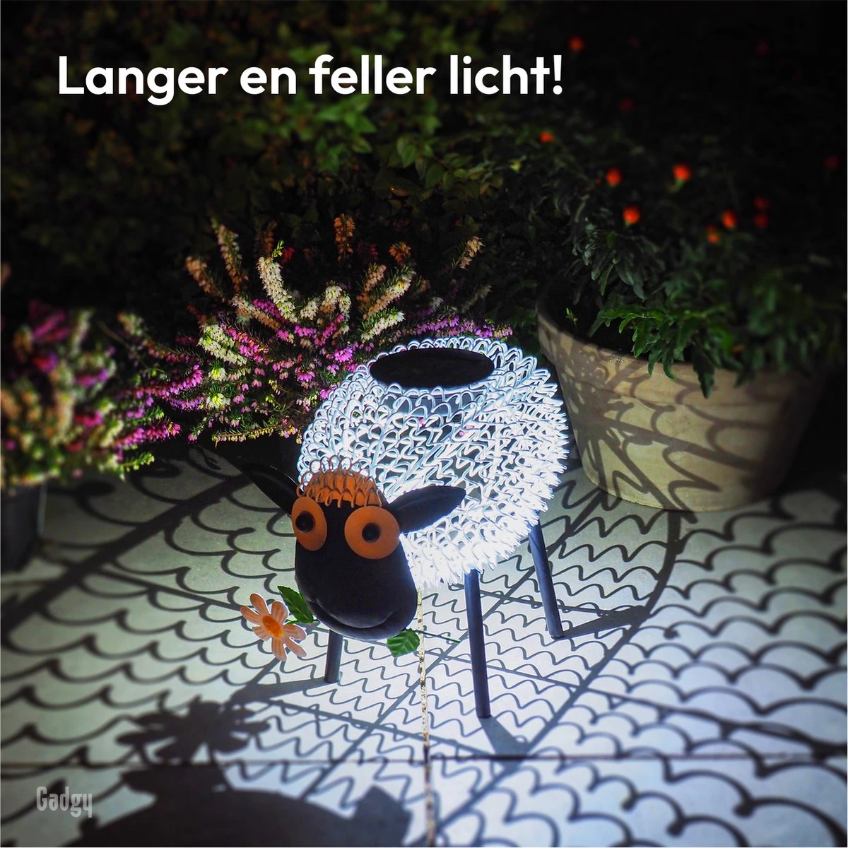 Gadgy Solar Tuinverlichting Schaap - Tuinlantaarn Wit En Gekleurd Led Licht Met Leuk Schaduweffect - Dag/Nacht Sensor - 27.5x16x22.5CM - Buitenlamp Zonne Energie - Metaal - Wit - Afbeelding 4