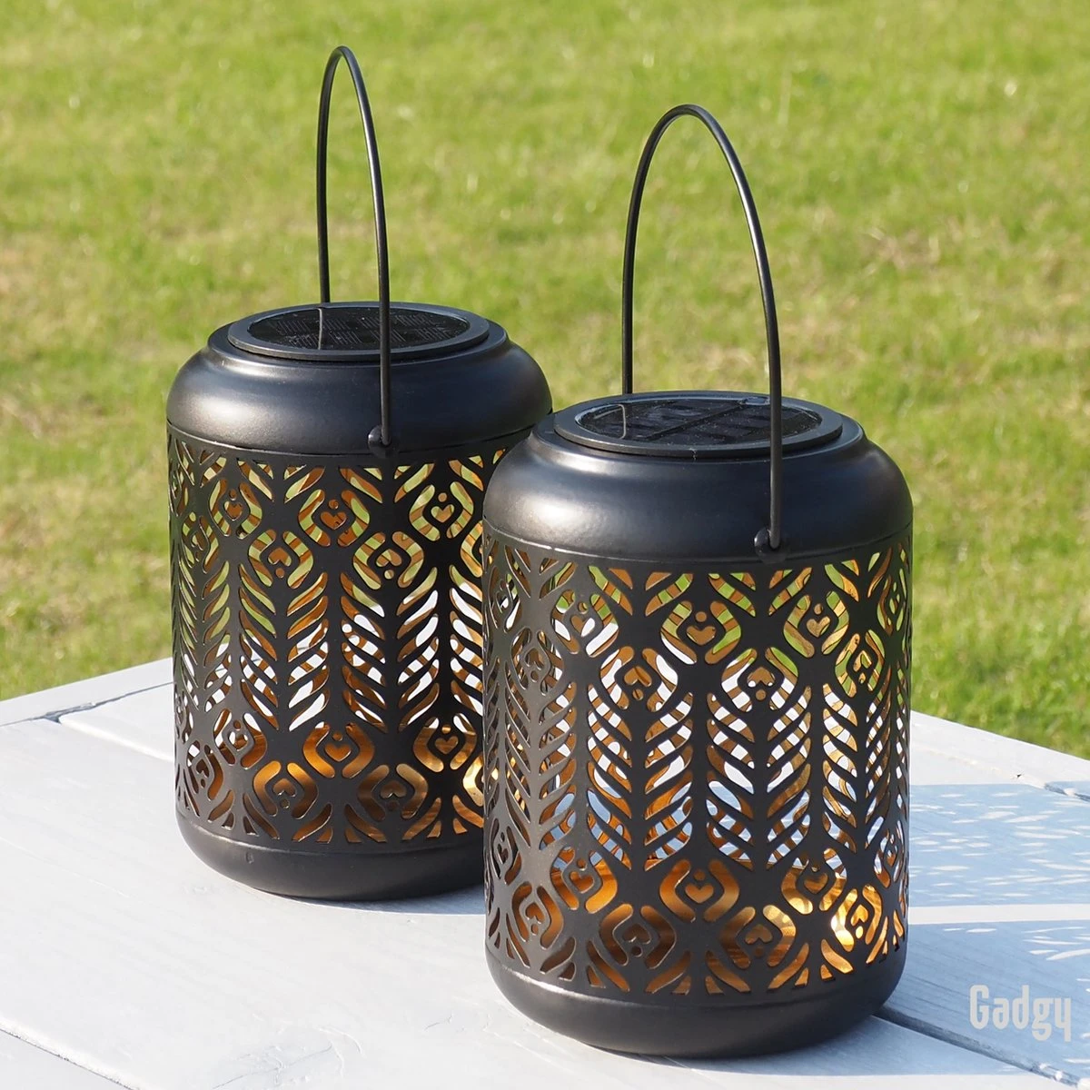 Gadgy Solar Lantaarn Pauw - Tafellamp Set Van 2 - Solar Tuinverlichting Op Zonneenergie - Led Buitenverlichting Met Dag/nacht Sensor - Hanglamp - Tuinlantaarn - 27 X Ø 12.5 Cm - Zwart/Goud - Metaal - Afbeelding 5