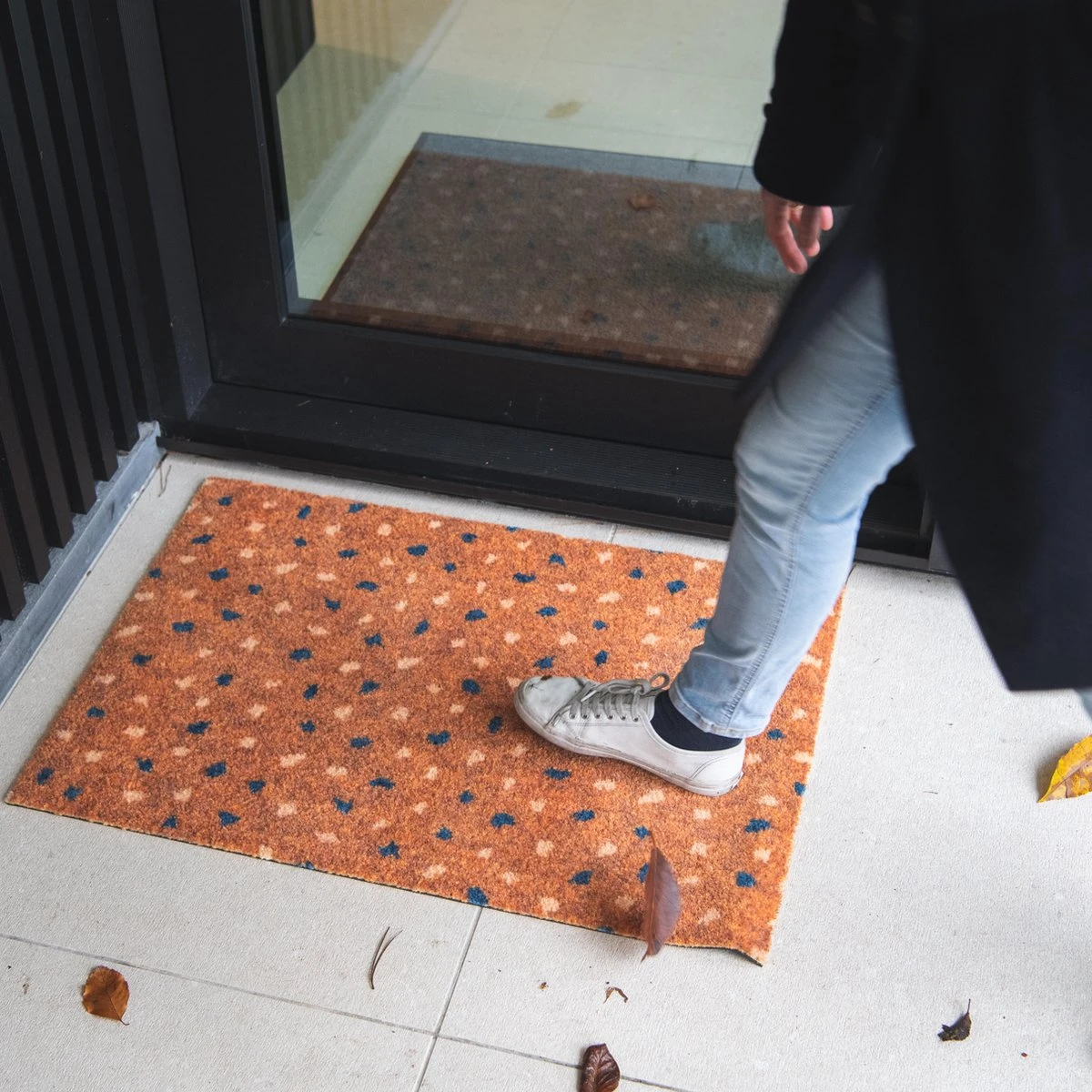Antislip Deurmat Binnen Studio M - OPTIBRUSH - Droogloopmat Binnen - 55X80 Cm - Oranje Met Stippels - Optimale Buitenmat/Deurmat Buiten - Droogloopmat Buiten - Mat Voordeur - Inloopmat