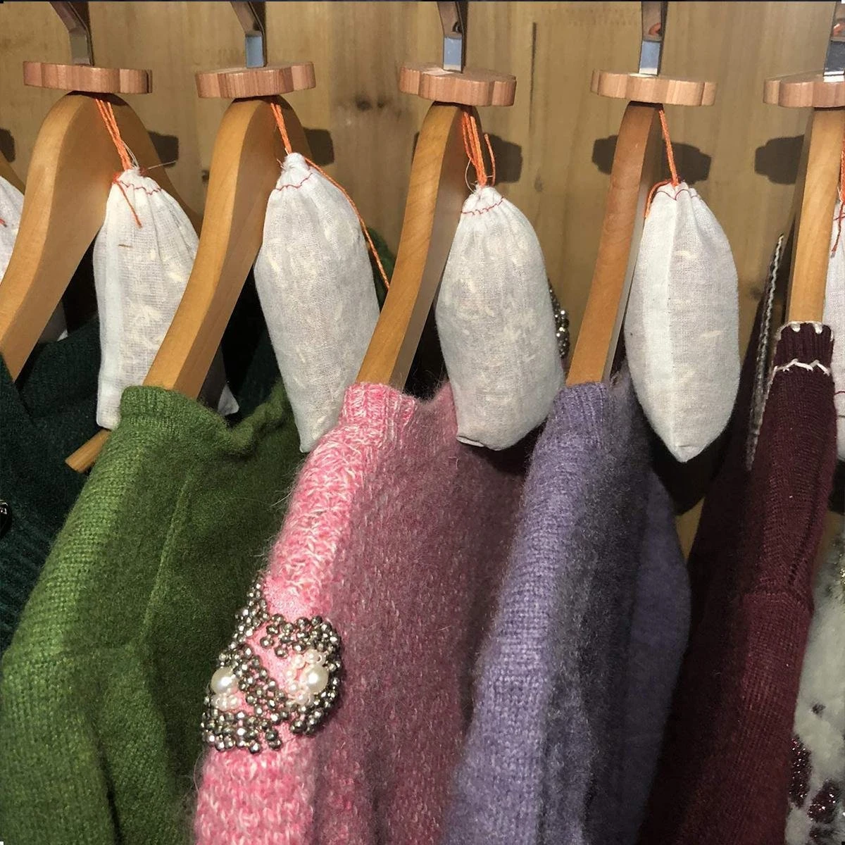 AWEMOZ Mottenballen 71 Stuks + 10 Stuks Schuurpapier - Cederhout Tegen Motten - Motten Bestrijden - Mottenval - Afbeelding 8