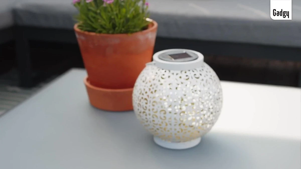 Gadgy Solar Lantaarn Rond Wit - Solar Tuinverlichting Op Zonneenergie - Led Buitenverlichting Met Dag/nacht Sensor - Tuinlantaarn - Hanglamp - Tafellamp Metaal - 20 X Ø17.5 Cm - Afbeelding 2