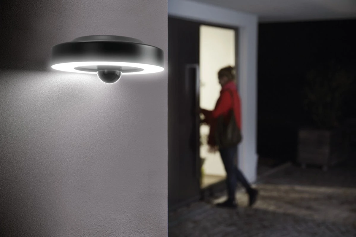 LEDVANCE SMART+ Buitenwand- & Plafondlamp + Camera, Warm Wit LED Licht (3000K), Hoogwaardige Polycarbonaat Behuizing In Donkergrijs, Geïntegreerde Luidspreker, Geheugenkaart, Slimme WIFI Technologie - Afbeelding 4